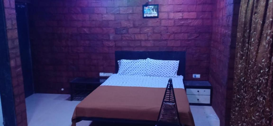 On Point Plaza Bed & Breakfast Murud  Exterior photo