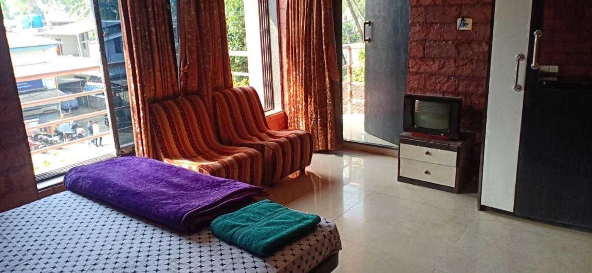 On Point Plaza Bed & Breakfast Murud  Exterior photo