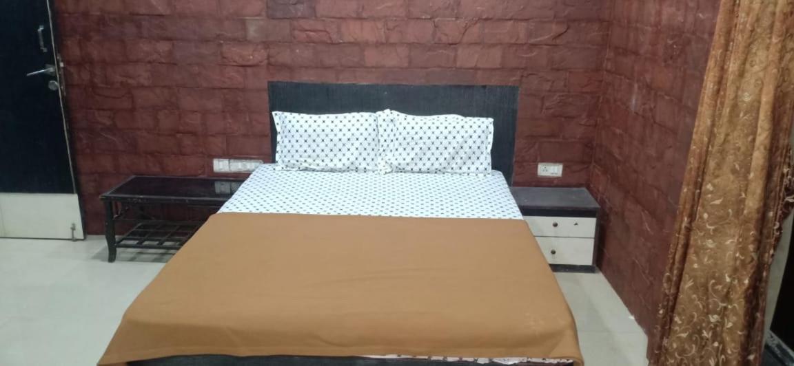 On Point Plaza Bed & Breakfast Murud  Exterior photo