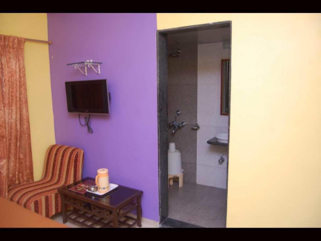 On Point Plaza Bed & Breakfast Murud  Exterior photo