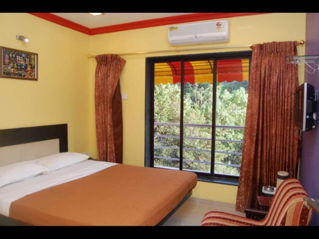 On Point Plaza Bed & Breakfast Murud  Exterior photo
