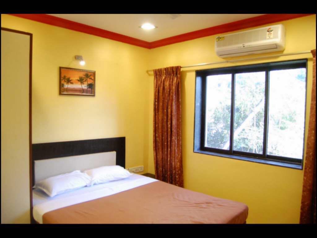 On Point Plaza Bed & Breakfast Murud  Exterior photo